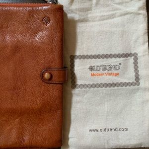 Old trend Savanna Wristlet wallet